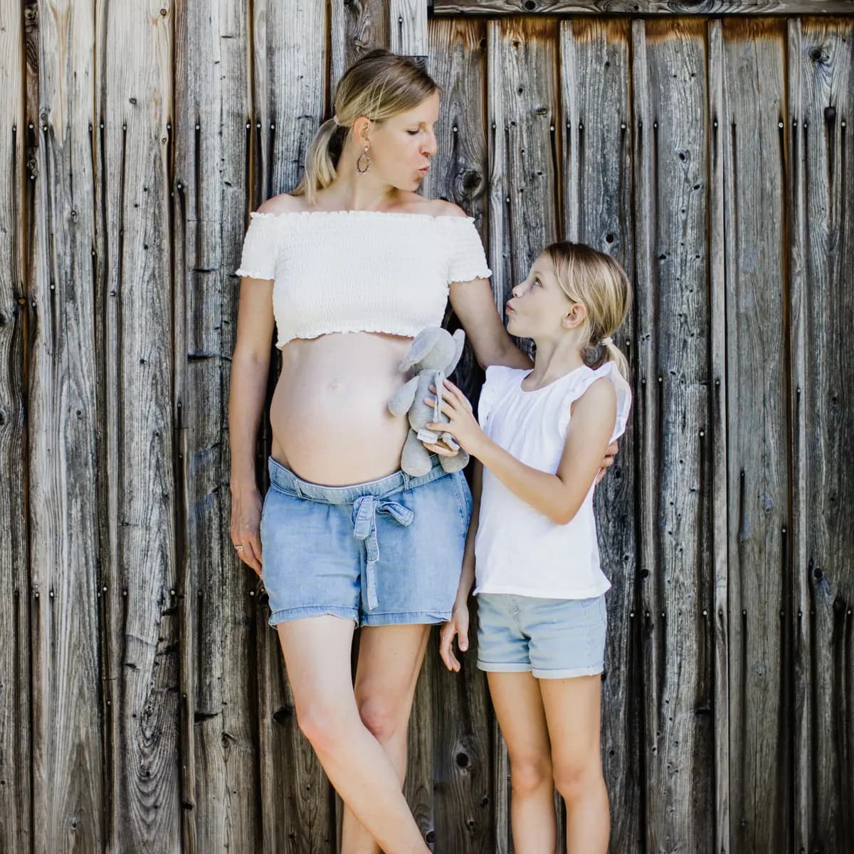 Babybauch-Fotograf Freiburg - Mutter mit Tochter bei Schwangerschaftsfotoshooting
