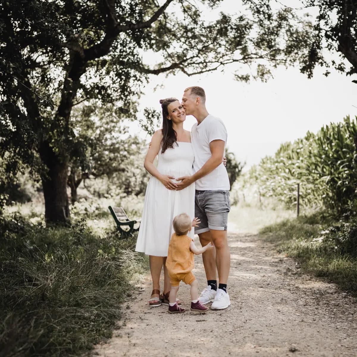 Babybauch-Fotografie Freiburg - Familie mit Babybauch im Wald bei Fotoshooting