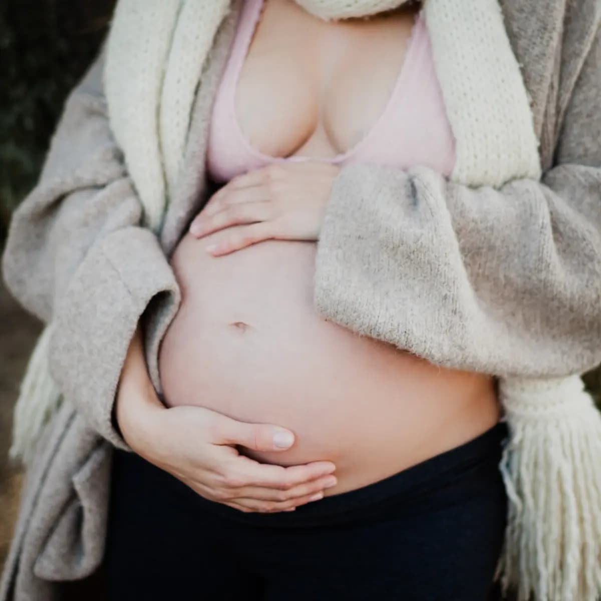 Babybauch-Fotografie Freiburg - Schwangerschaftsfotos im Winter mit schwangere Frau