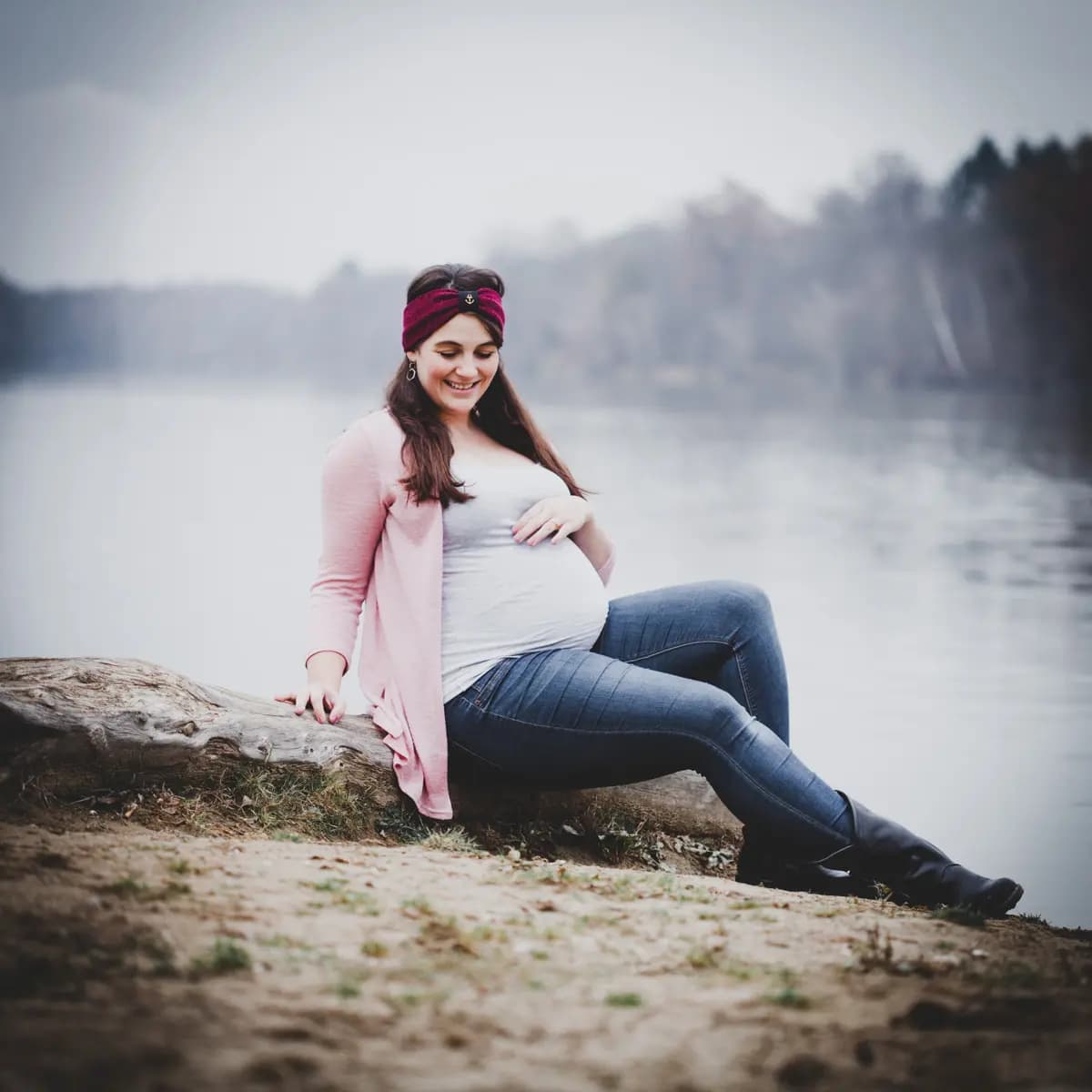 Babybauch-Fotografie Freiburg - Schwangerschaftsfotos am See mit schwangere Frau
