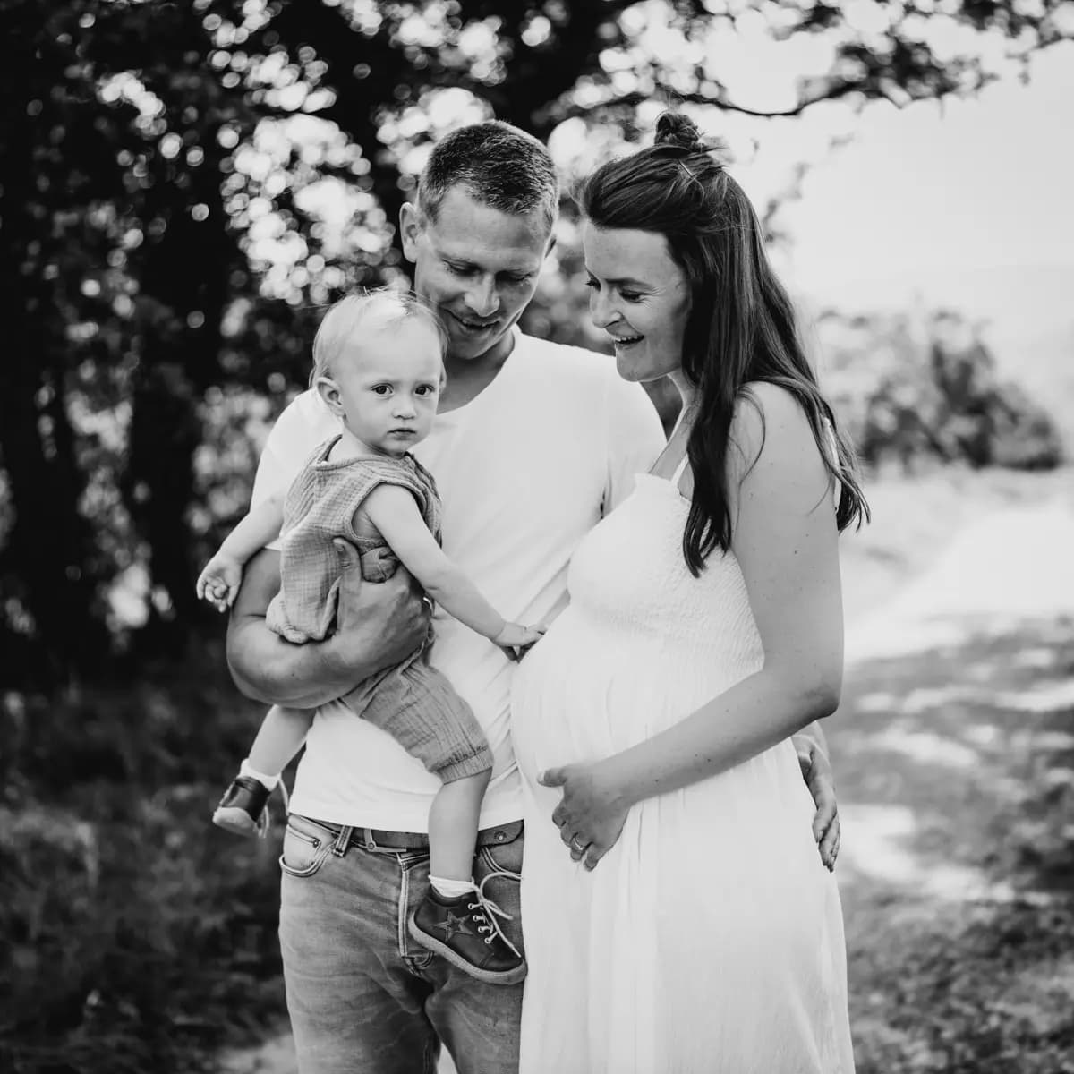 Babybauch-Fotografie Freiburg - Familie mit Babybauch und Kindern bei Fotoshooting