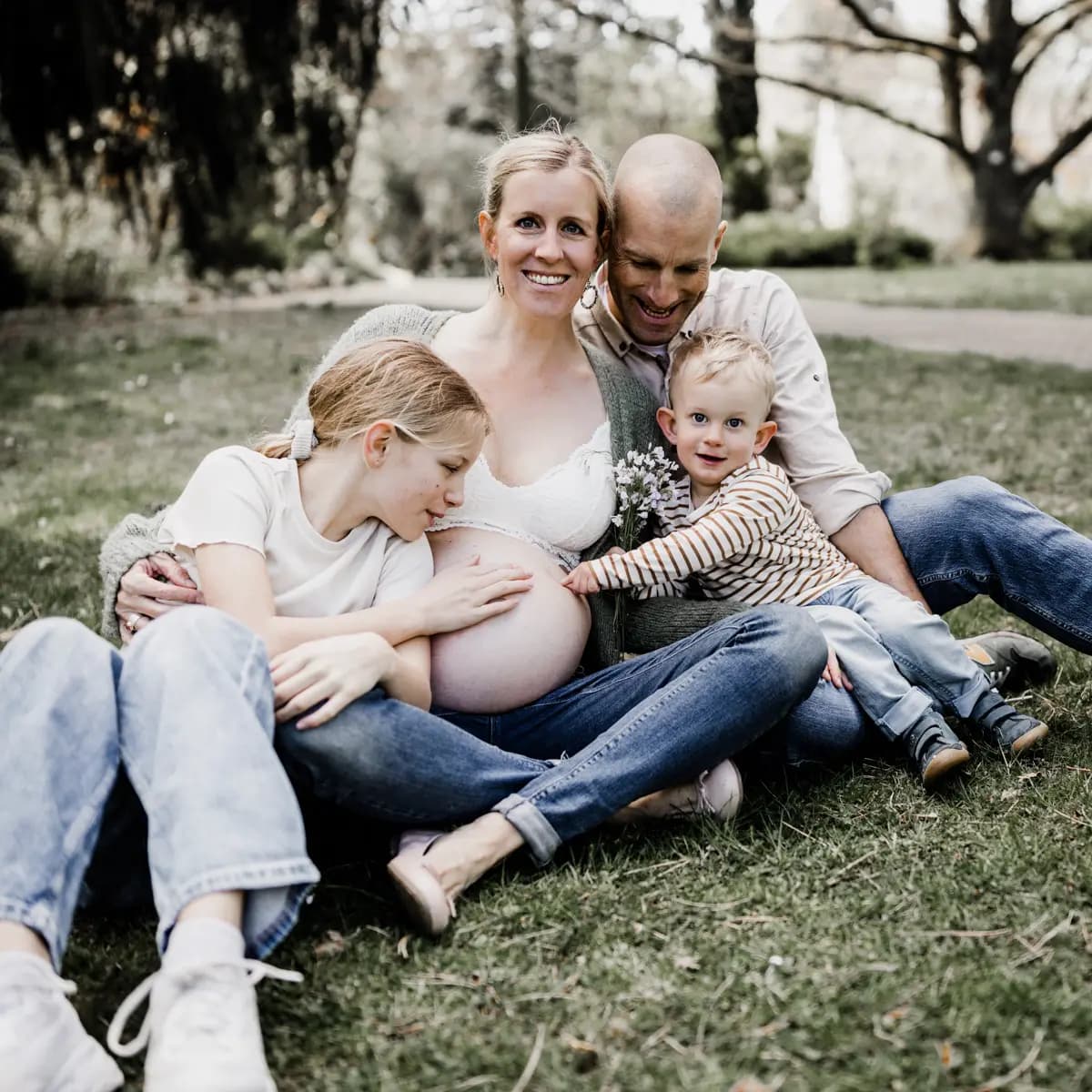 Babybauch-Fotograf Freiburg - Familien-Fotoshooting mit schwangere Frau und Babybauch