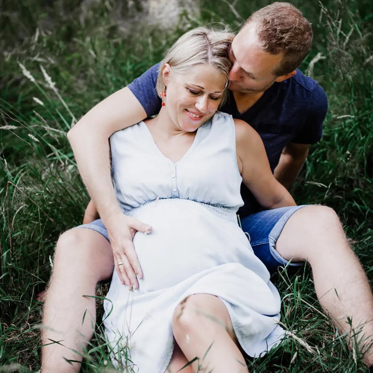 Babybauch-Fotografie Freiburg - Paar bei Schwangerschaftsfotoshooting im Freien