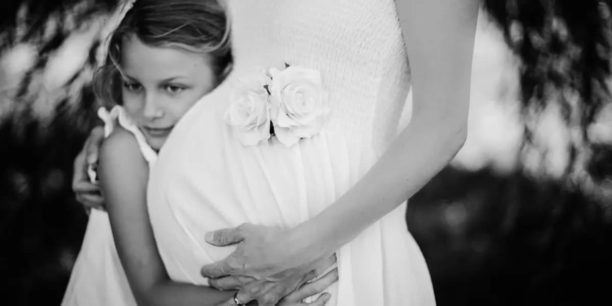 Babybauch-Fotografie Freiburg - Mutter mit Tochter und Babybauch bei Fotoshooting