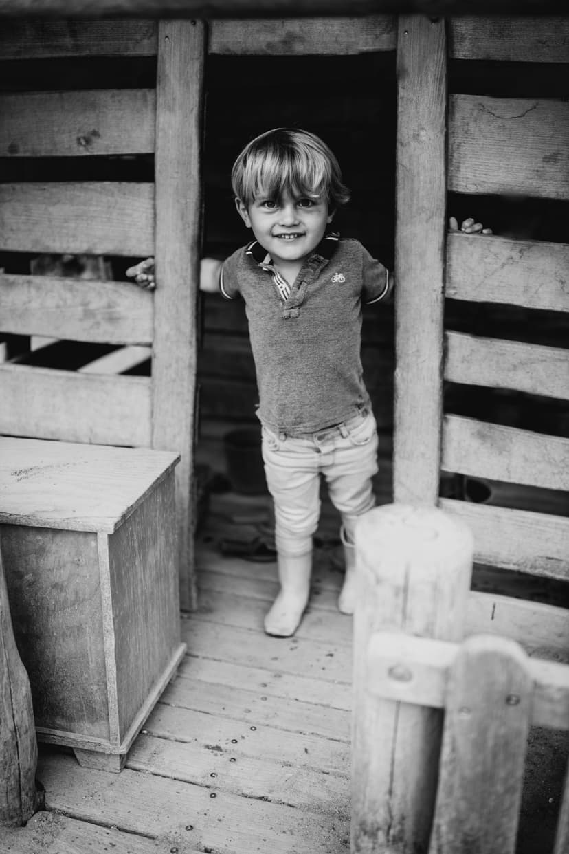 Kind beim Spielen fotografiert