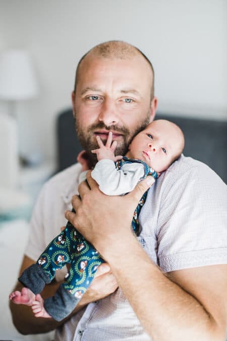 Vater mit Baby nah an seinem Gesicht