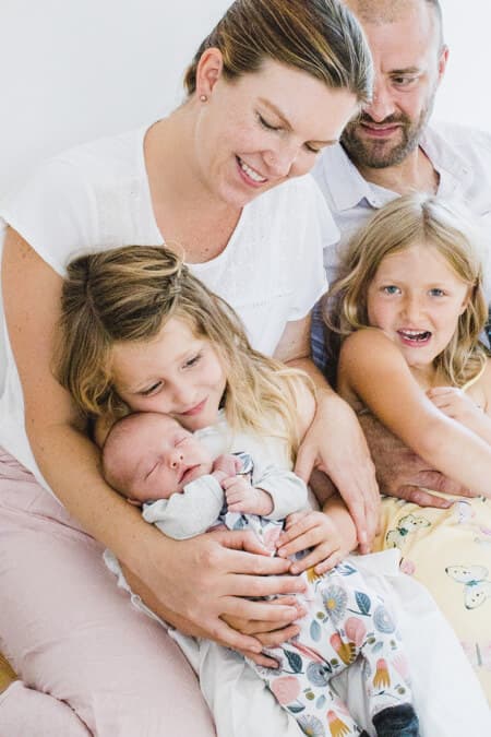 Familie mit Zwillingen und zwei Töchtern