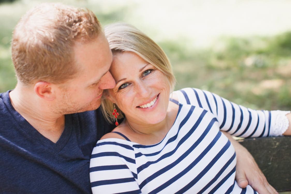 Nahaufnahme von Frau die in die Kamera blickt