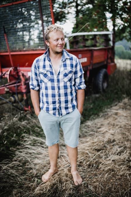 Mann mit Strohhalm im Mund