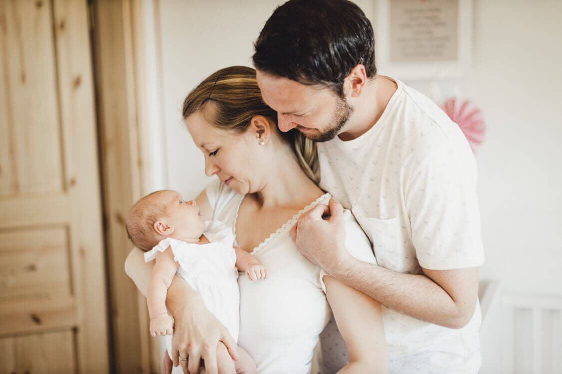 Eltern schauen verliebt ihr Baby an