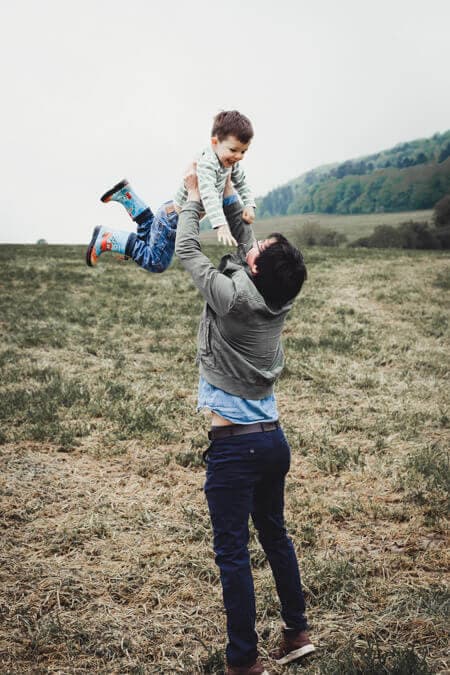 Vater wirft seinen Sohn in die Luft