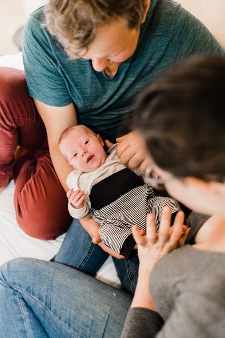Eltern mit Baby auf dem Schoß