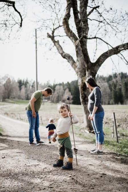 Familie auf einem Weg