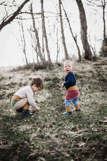 Geschwister auf einer Wiese