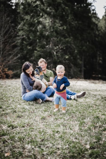 Familie tobt auf einer Wiese