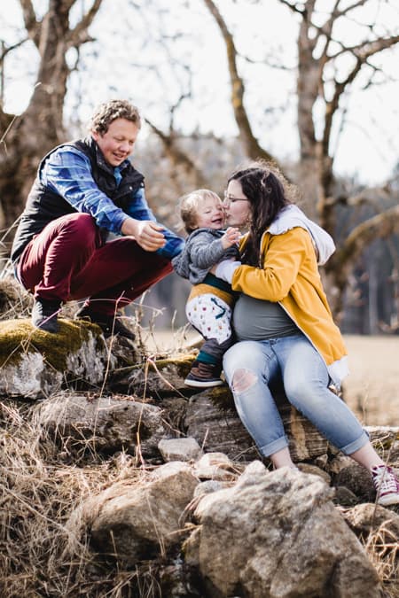 Schwangere Frau mit Mann und Kind