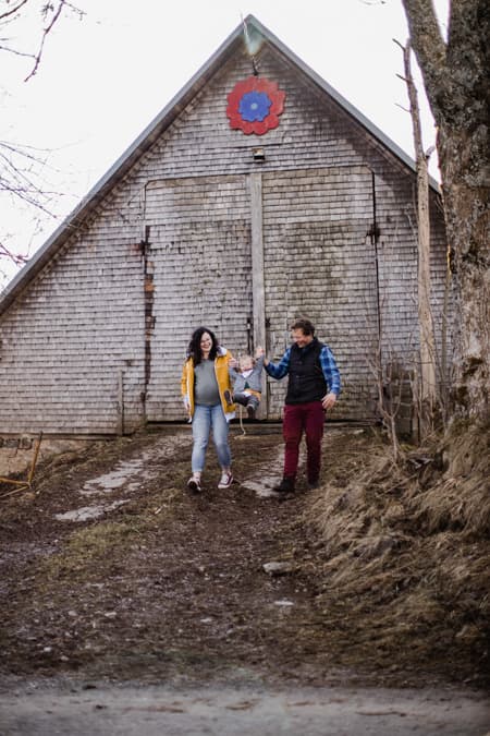 Familie vor Scheunentor