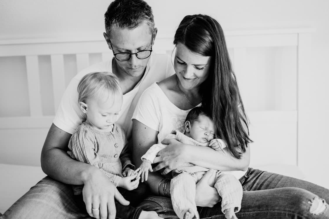 Geschwister berühren die Hände