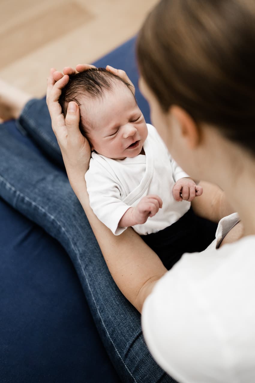 Baby auf dem Schoß der Mutter
