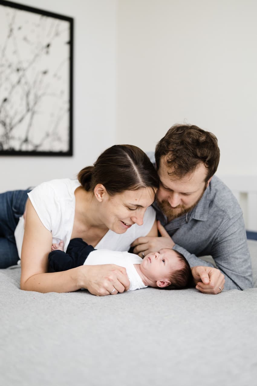 Eltern kuscheln mit ihrem Baby