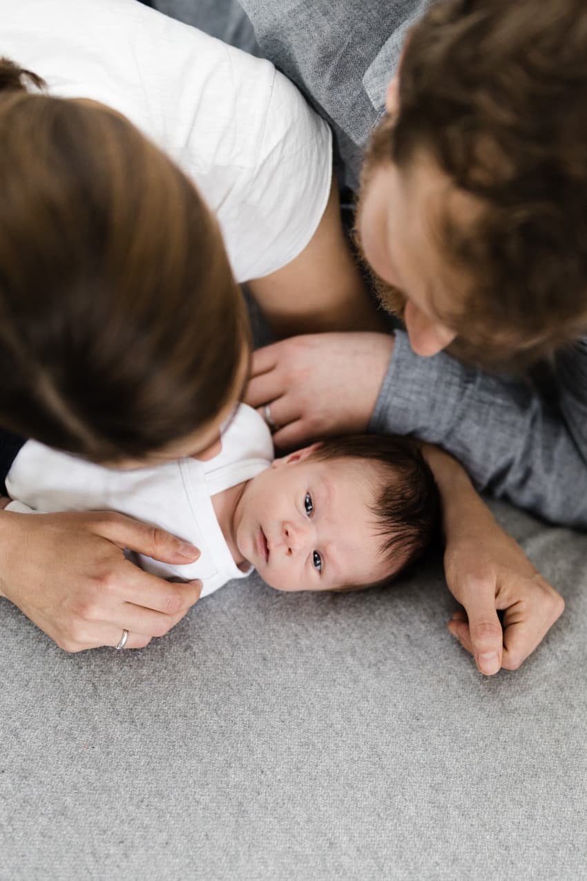 Baby blickt in die Kamera