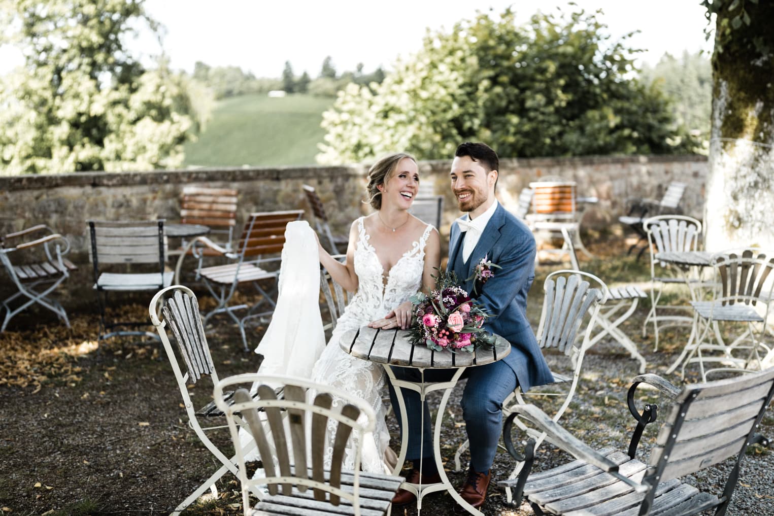 Brautpaar in einer Gartenwirtschaft