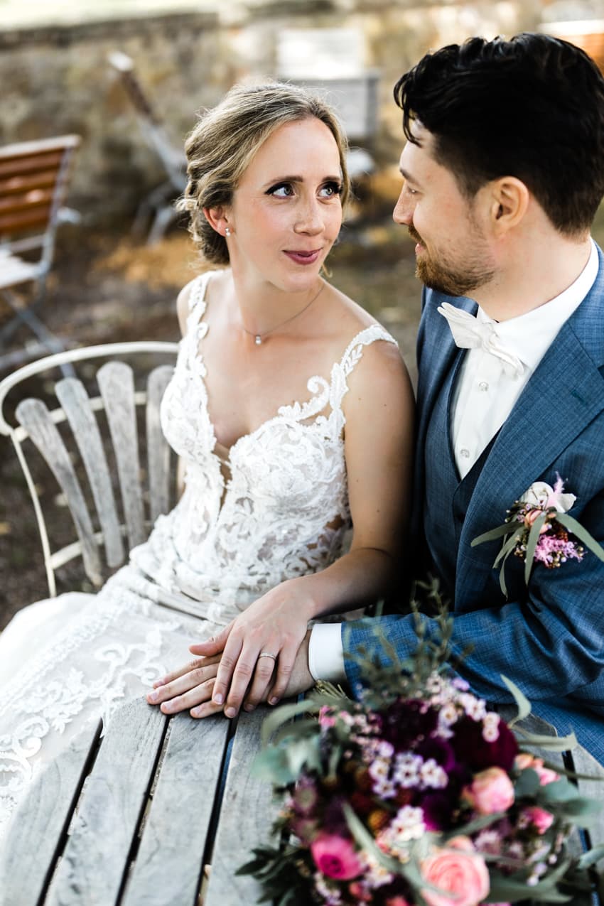 Brautpaar schaut sich in die Augen