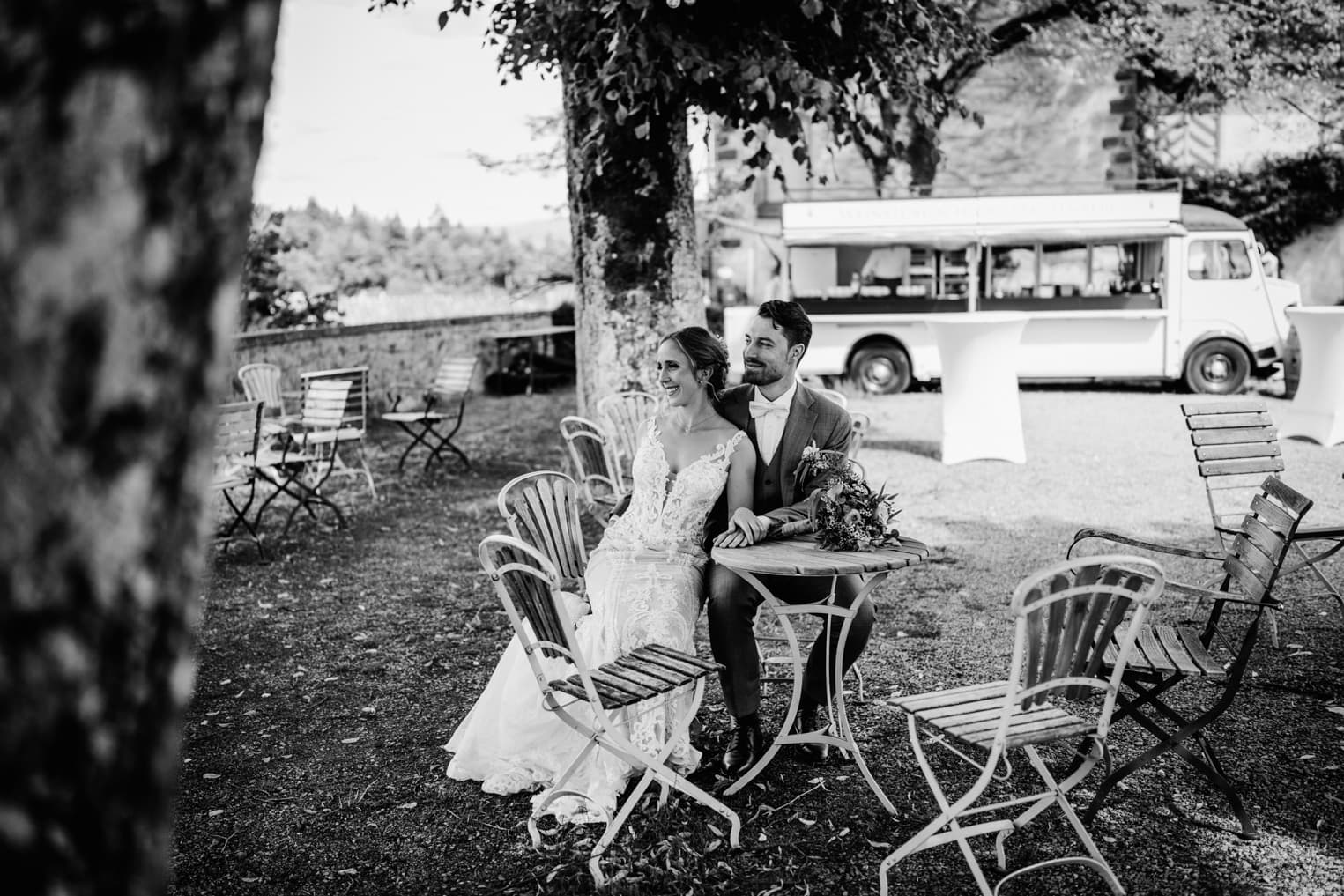 Brautpaar sitzt vor einem Foodtruck