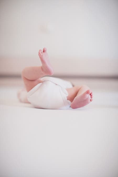 Babyfüße von Baby im Body