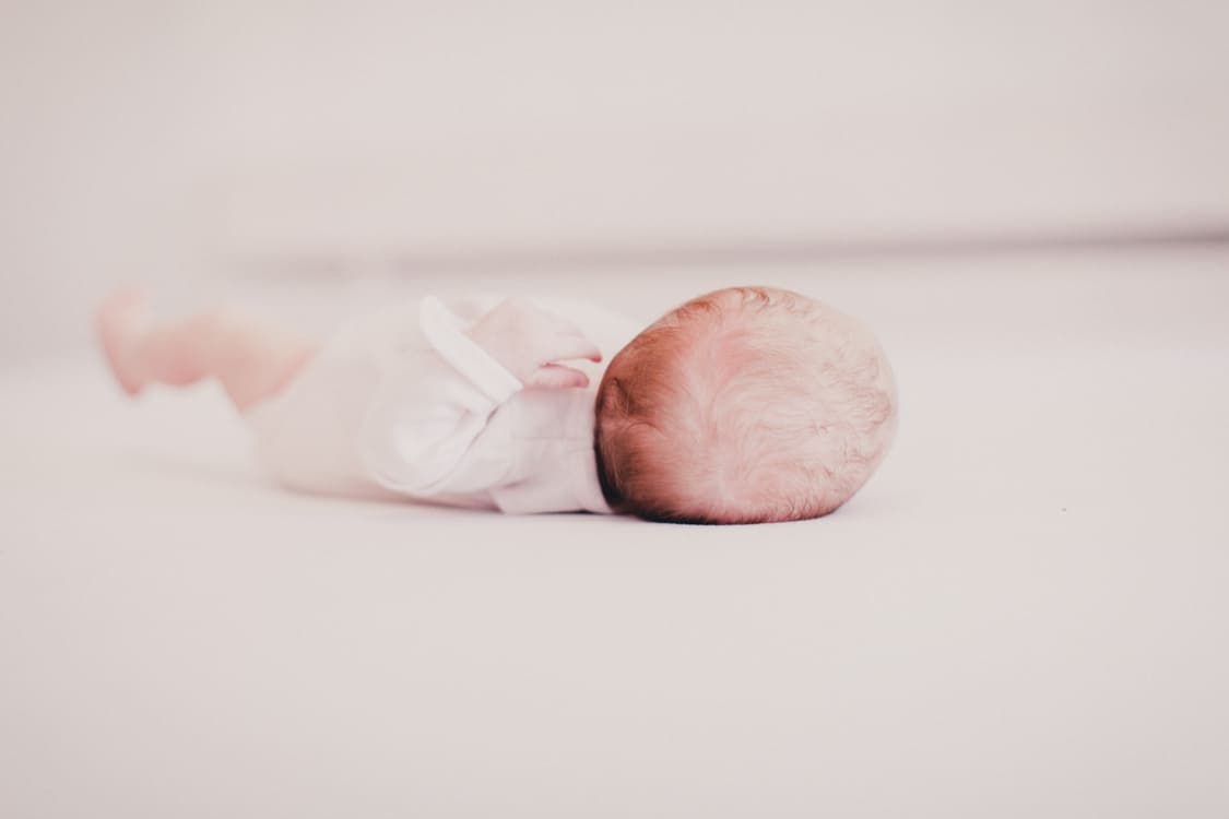 Baby im Body blickt nicht in die Kamera