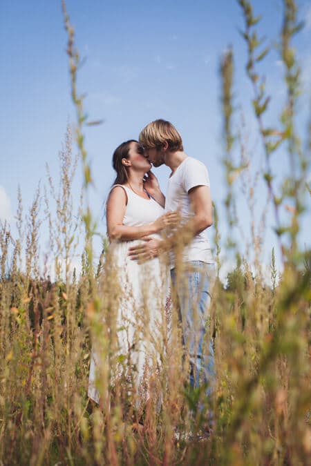 Paar küsst sich im Feld
