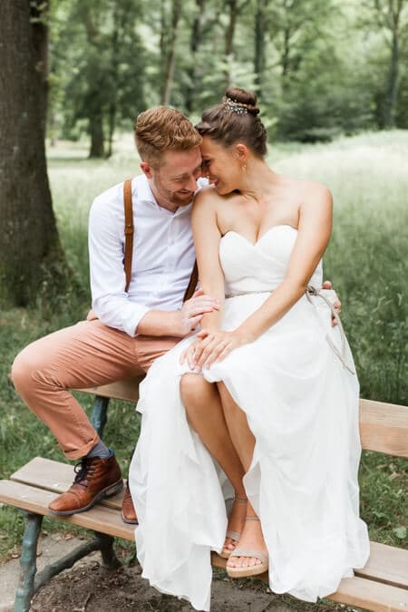 Bräutigam küsst die Schulter der Braut