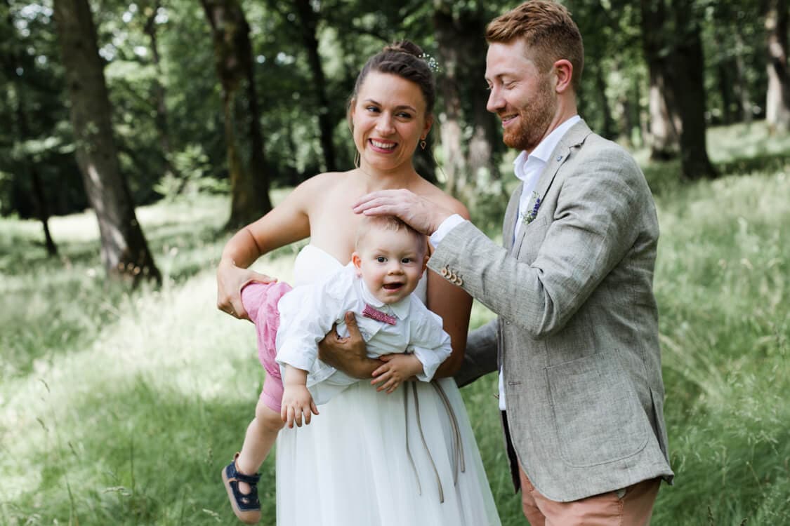 Brautpaar albert mit ihrem kleinen Sohn  auf dem Arm rum