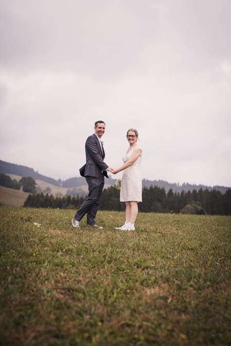 Brautpaar blickt über die Schulter zurück