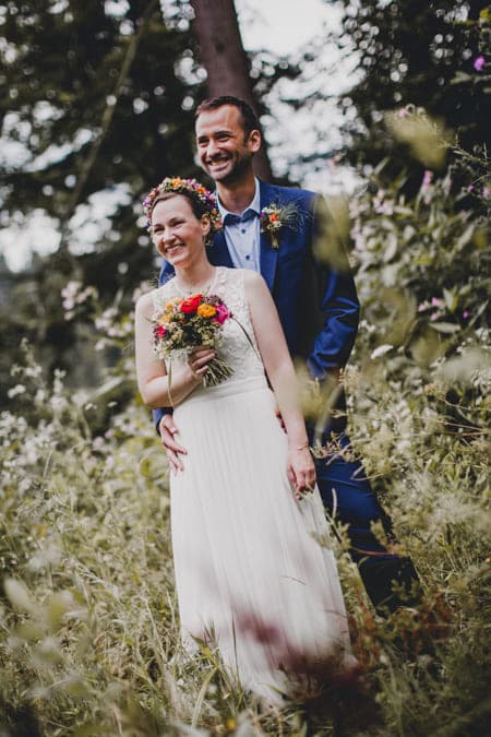 Brautpaar blickt in die Ferne