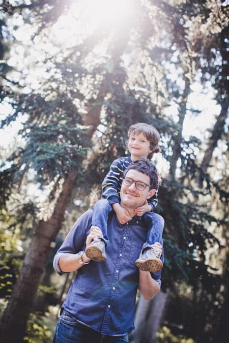 Vater hat seinen Son auf den Schultern