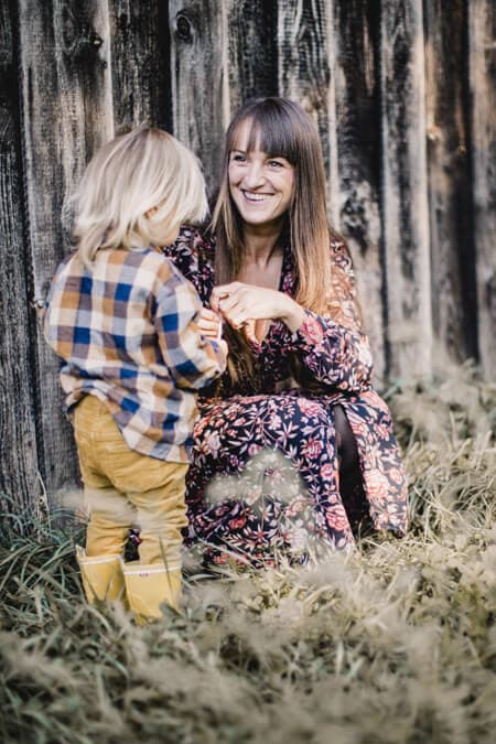 Mutter in der Hocke mit kleinem Sohn