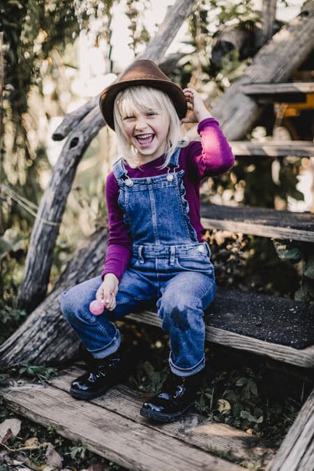 Mädchen auf einer treppe mit Hut auf dem Kopf