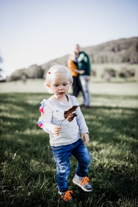 Mädchen mit Blatt in der Hand
