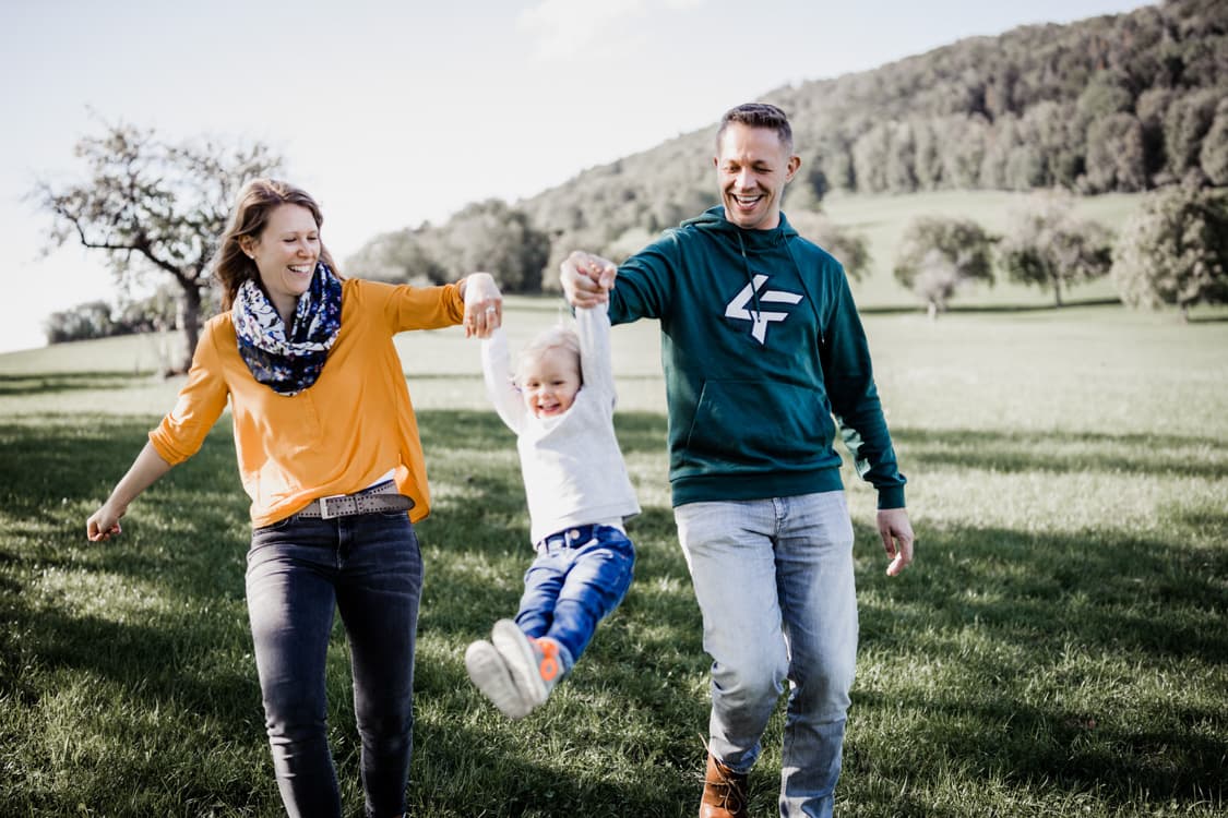 Kind macht Engelchen flieg