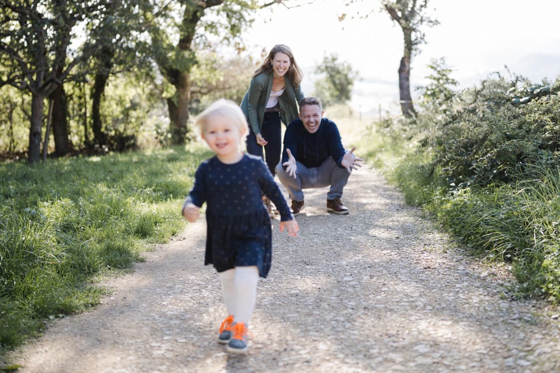 Mädchen rennt aiuf die Kamera zu