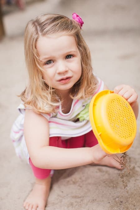 Mädchen beim sandeln im Sandkasten