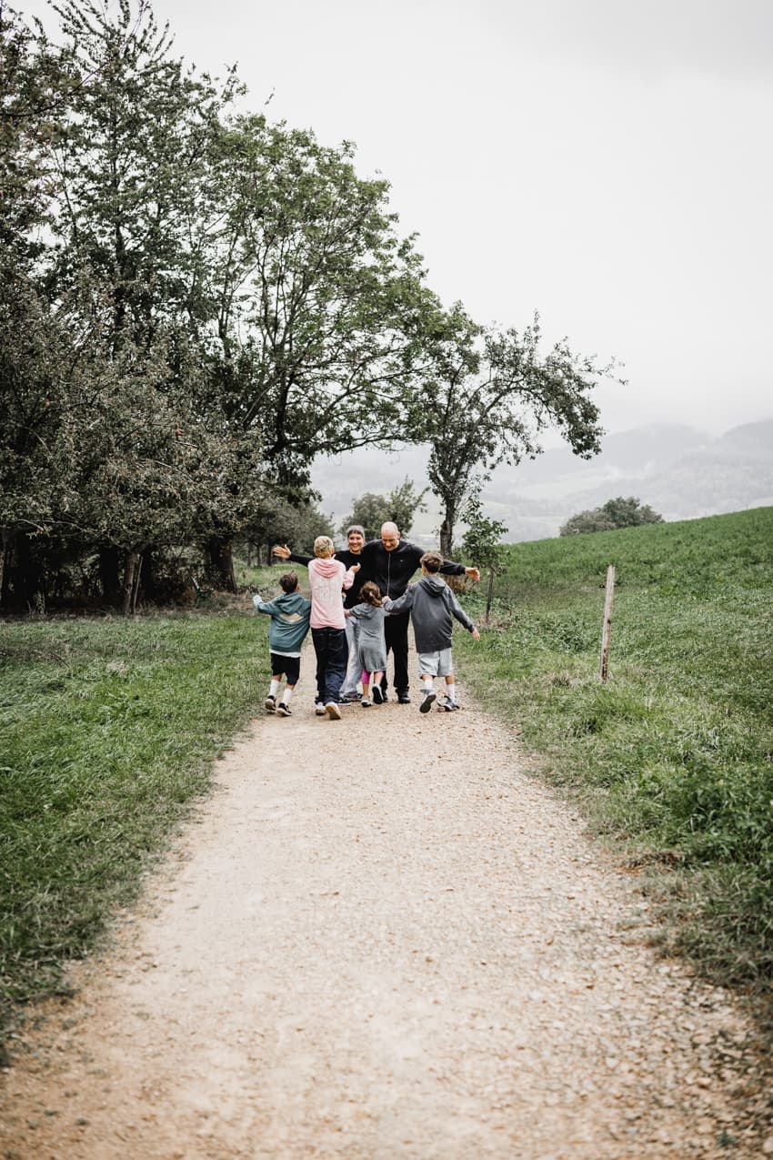 Familie fällt sich in die Arme