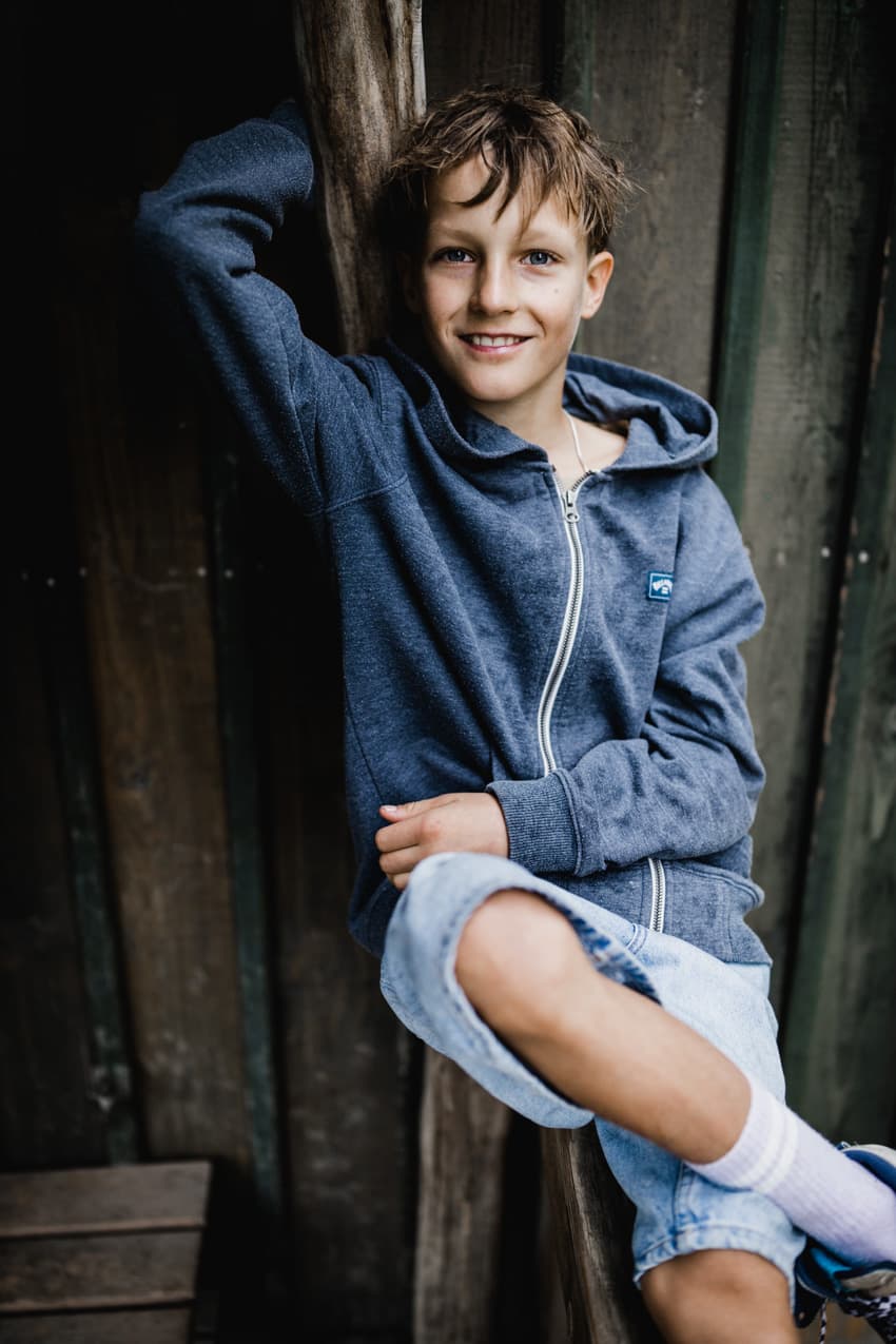 Junge lehnt sich lässig an