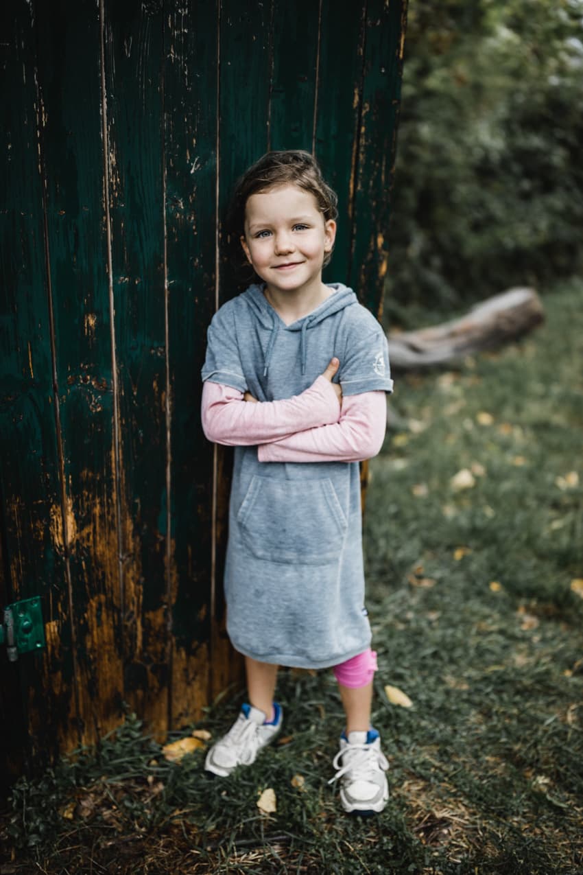 Mädchen vor grüner Türe