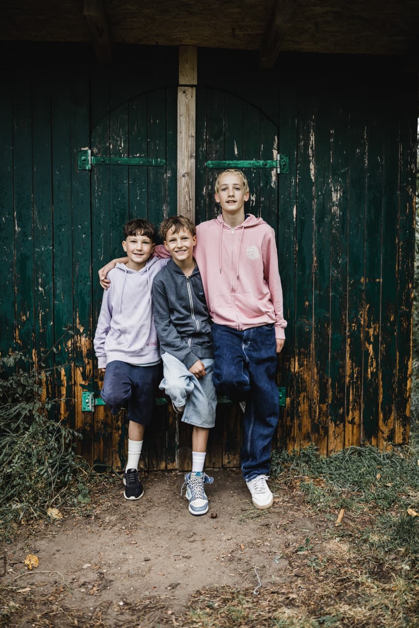 drei Brüder vor grüner Türe