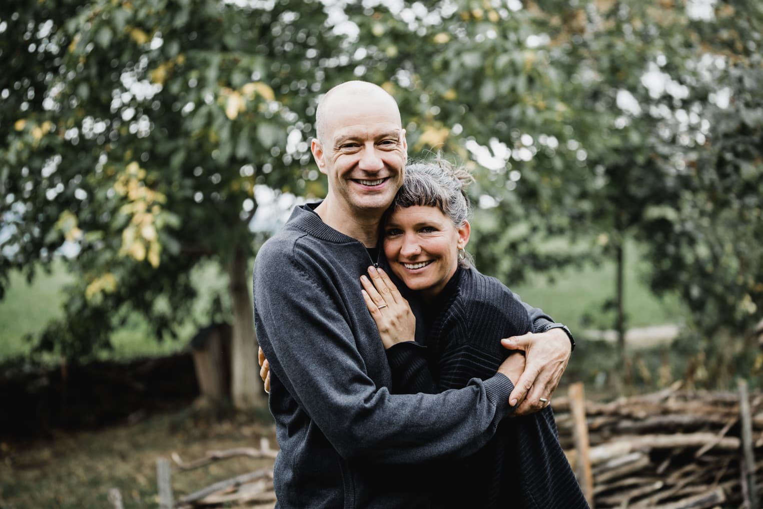 Verliebtes Paar hält sich im Arm