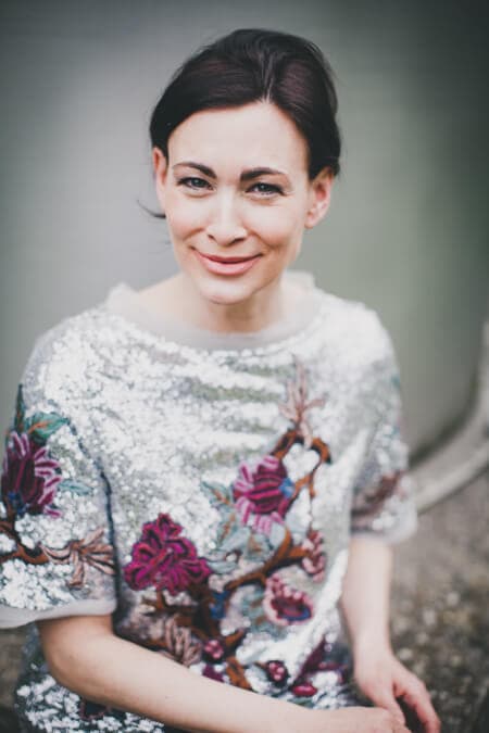 Nahaufnahme von Frau mit Paillettenkleid