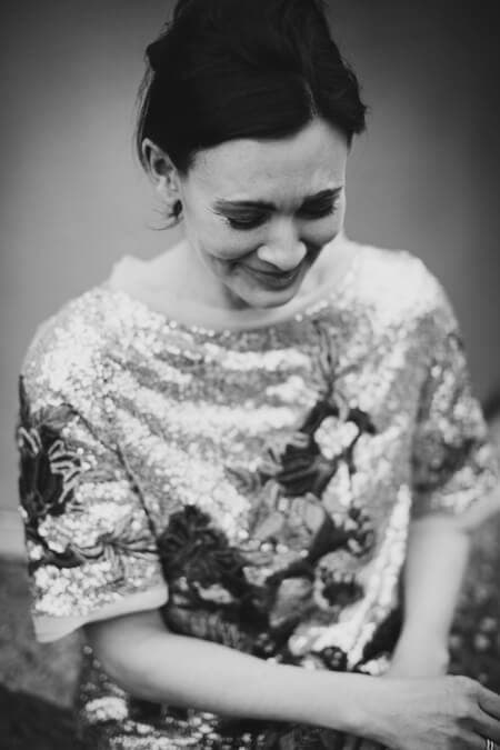 SW Aufnahme von Frau im Paillettenkleid