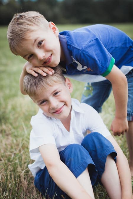 Geschwisterfoto von zwei Brüdern